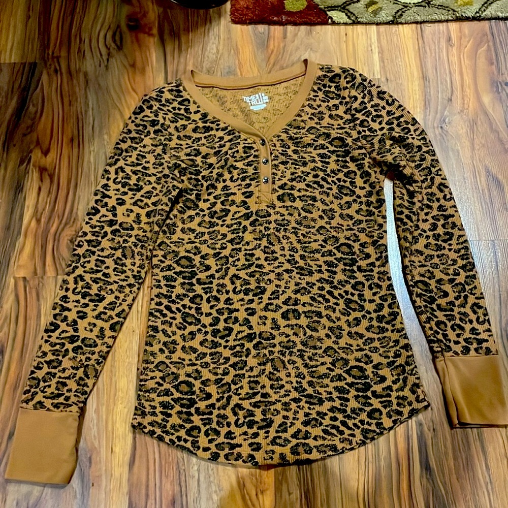 LEOPARD PRINT HENLEY LG SLEEVE DEEP CUFFS TEXTURED TEE SIZE:S 
3-BUTTON CLOSURE